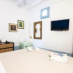 Bed & Breakfast Art 3*